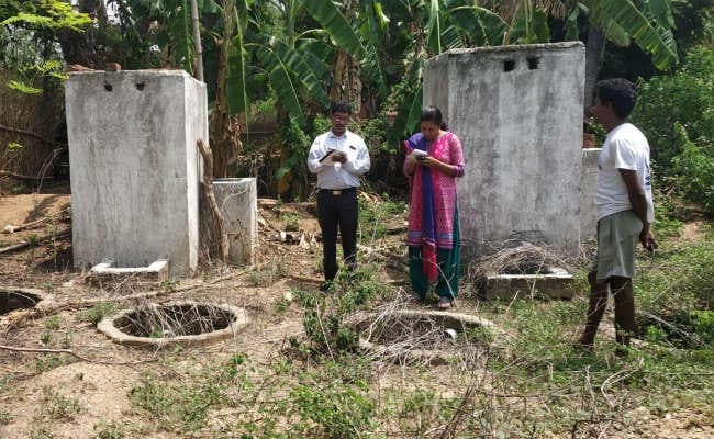 खूंटी : अधूरे शौचालयों की जांच करने के लिए डाड़ीगुटू पहुंची टीम