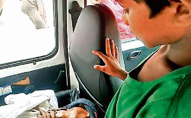 रांची : गोल्डेन कार्ड के लिए राशन कार्ड लाने घर गयी पत्नी, इधर रिम्स में भर्ती पति की हो गयी मौत