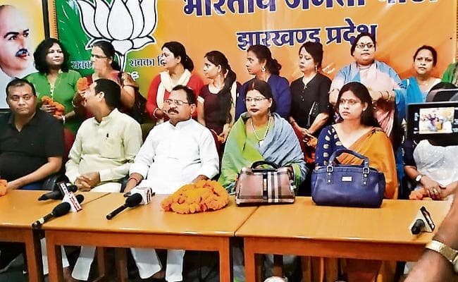 रांची : समर्थकों के साथ भाजपा में शामिल हुईं नीलम चौधरी, लक्ष्मण गिलुवा ने कहा, जन-जन की पार्टी बन गयी है भाजपा
