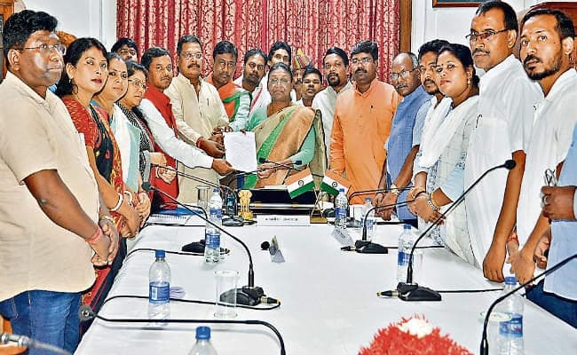 रांची : राज्यपाल से भाजपा के एसटी सांसद और विधायकों ने की मुलाकात, कहा आदिवासी जमीन से कब्जा हटाया जाये