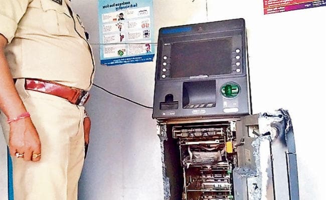 हजारीबाग : एटीएम को गैस कटर से काट 37 लाख ले उड़े