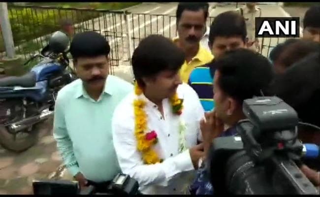 ''बल्लेबाज'' विधायक आकाश विजयवर्गीय की जेल से रिहाई, कहा- जनता की सेवा करता रहूंगा