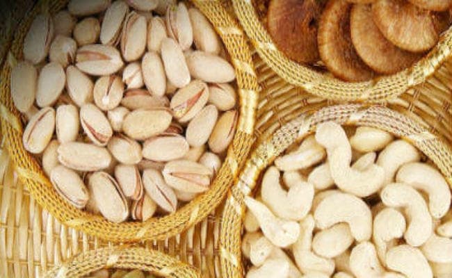 बैठकों में बिस्कुट नहीं, अखरोट-बादाम खायेंगे अफसर, प्लास्टिक बोतल वाले पानी पर भी पाबंदी