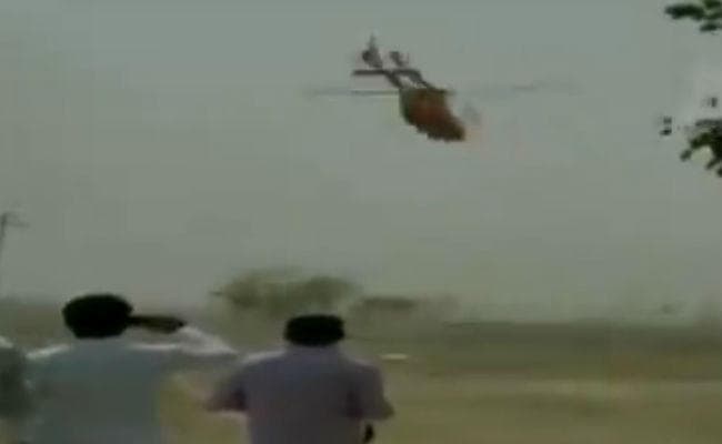 VIDEO : ...जब हवा में लट्टू बन गया भाजपा सांसद का हेलीकॉप्टर, समर्थकों की अटक गयी सांसे