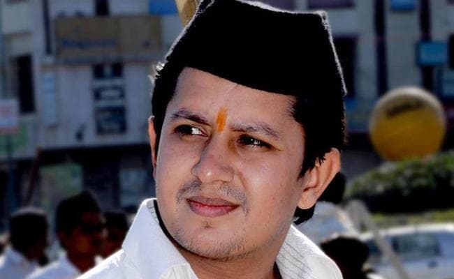 MP में अफसर को पीटने वाले विधायक आकाश को अपने किये पर पछतावा नहीं, अब गांधीगीरी करेंगे