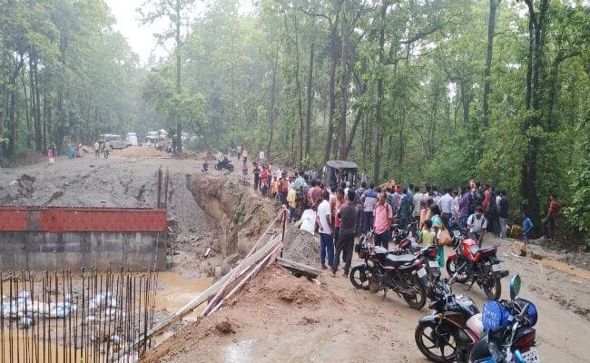 गुमला : घाघरा में डायवर्सन बहा, रांची-नेतरहाट मार्ग छह घंटे तक बाधित