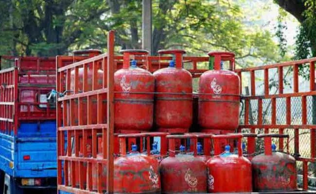 Gas Cylinder Price: घरेलू रसोई गैस फिर हुई महंगी, अब 25 रुपए अधिक देकर लेना होगा गैस सिलेंडर, नयी दरें लागू