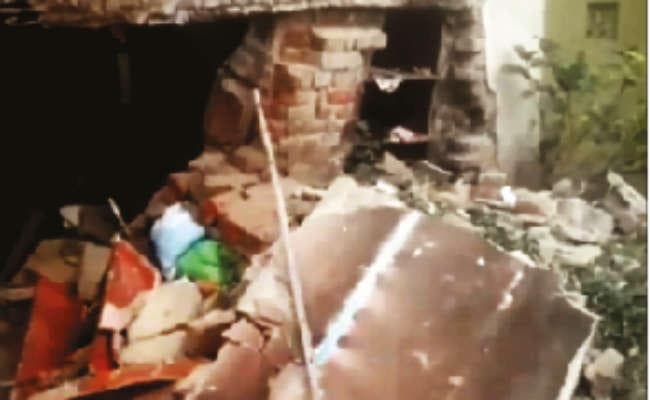 विस्फोट से क्लब घर क्षतिग्रस्त, दहशत में लोग, जांच में जुटी पुलिस