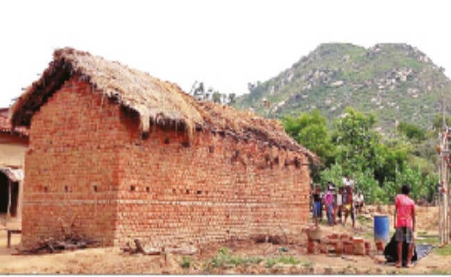 भाजपा पंचायत समिति के सदस्य के घर पर आगजनी, माओ संबंधित पोस्टर मिले