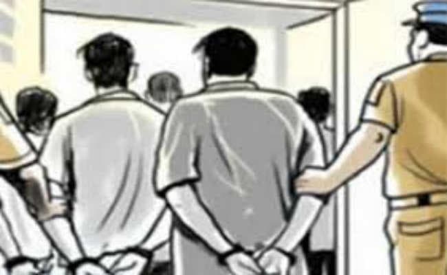 लूटने आये चार गिरफ्तार