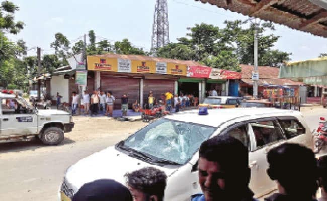 दिनहाटा में विधायक उदयन गुहा की गाड़ी पर हमला