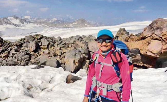 बिहार की बहू अपर्णा ने सबसे ऊंची चोटी पर फहराया तिरंगा, सात शिखरों को फतह करने वाली पहली आइपीएस