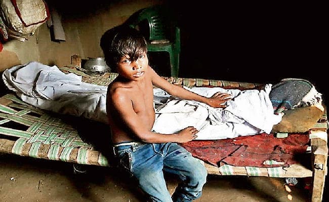 चतरा : पैसे के अभाव में अंतिम संस्कार नहीं, 24 घंटे से घर में पड़ा है शव