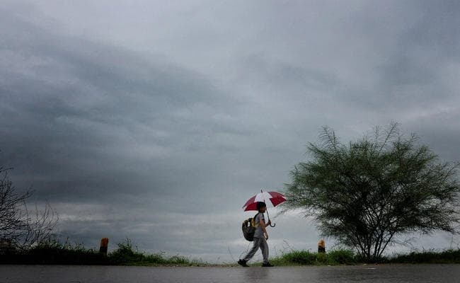 पूरे देश में जून महीने में बारिश सामान्य से 33 फीसदी रही कम