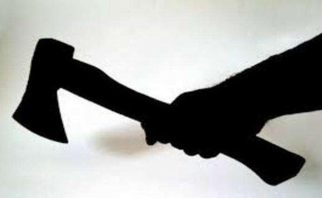 झारखंड में शराब दुकान के पास किराना व्यवसायी को टांगी से काटा