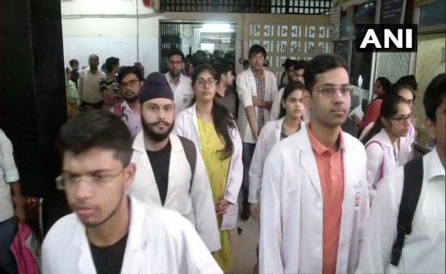 दिल्ली में ‘डॉक्टर्स डे’ से पहले मरीजों ने की डॉक्टर के साथ मारपीट, हड़ताल