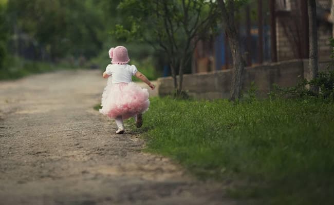 तीन साल की बेटी को सुनसान जगह पर छोड़ा