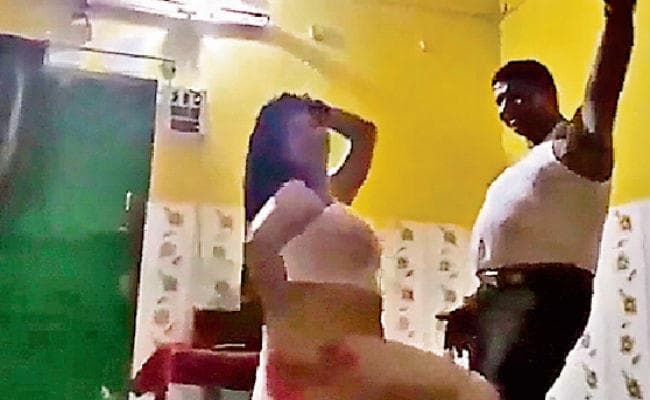 धनबाद : फिल्म खलनायक के गीत पर बार बाला के साथ उत्तेजक नृत्य करते महुदा थानेदार का वीडियो वायरल, सस्पेंड
