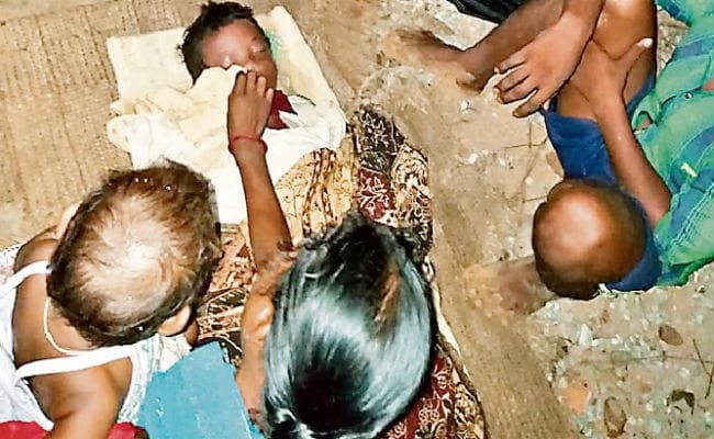 चक्रधरपुर : जर्जर स्कूल भवन का छज्जा गिरा, दो छात्राओं की मौत