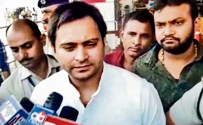 पटना : बदला नजर आया तेजस्वी का लुक, पटना तो पहुंचे, पर विधानसभा नहीं गये