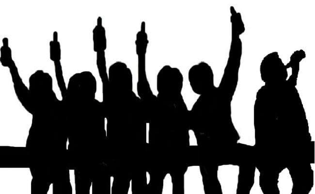 बर्थडे पार्टी के दौरान जाम छलकाते दो जूनियर डाॅक्टर व एक इंजीनियर समेत छह लोगों को किया गिरफ्तार