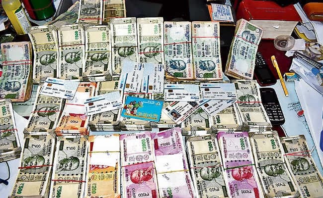 नालंदा : 18.23 लाख रुपयों के साथ दो साइबर ठग गिरफ्तार, आर्थिक अपराध इकाई की टीम भी कर रही है पूछताछ