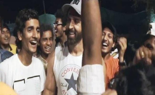 वायरल वीडियोः ''लगावे लू जब  लिपस्टिक'' पर ऋतिक रोशन का देसी डांस, बोले- गरदा उड़ा दिया...