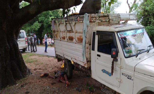 गुमला: मजदूरों से भरी गाड़ी पेड़ से टकरायी, एक की मौत, कई घायल, नाबालिग भी थे गाड़ी में