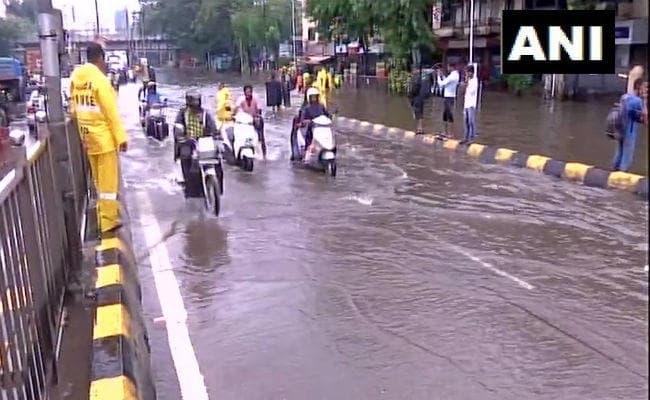मुंबई बारिश : मलबे में फंसी बच्ची रात से रो रही है, कह रही है बाहर निकालो, कार में फंसकर डूबे दो लोग