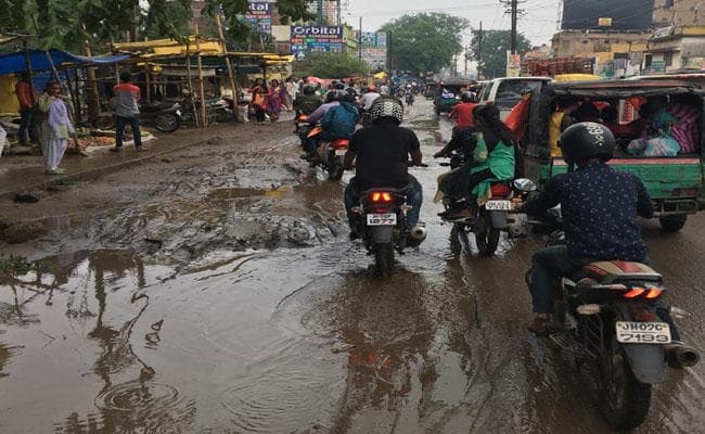 रांची की सड़कों पर बह रहा है बरसाती पानी के साथ नाले का कचरा, नगर निगम ने अबतक नहीं उठाया ठोस कदम