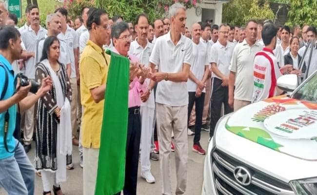 विश्व शांति के लिए राजस्थान से लंदन के लिए रवाना हुई कार रैली, डीजीपी भूपेंद्र सिंह ने दिखाई हरी झंडी