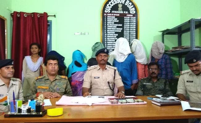 इटखोरी : 1 लाख की अफीम व 2.96 लाख नकदी के साथ 6 गिरफ्तार, दो महिलाएं भी शामिल