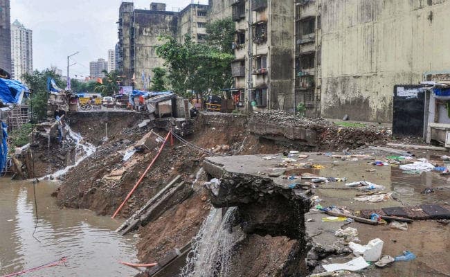 मूसलाधार बारिश से मुंबई बेहाल, मृतकों की संख्या 35 पर पहुंची