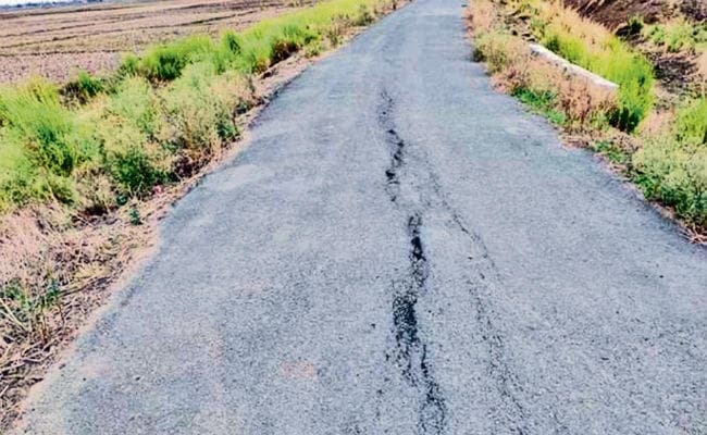 पालीगंज : छह माह पूर्व बनी सड़क में पड़ी दरार, ग्रामीणों में आक्रोश