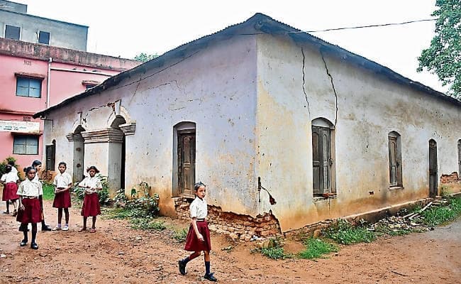 रांची : स्कूल परिसर में जर्जर भवन से खतरा, हो सकता है हादसा