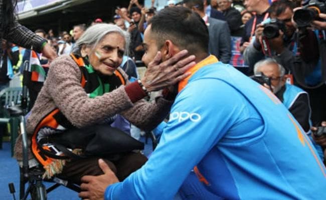 टीम इंडिया की जीत के बाद कोहली ने मैदान के बाहर भी जीता फैन्स का दिल, 87 वर्षीय महिला से लिया आशीर्वाद