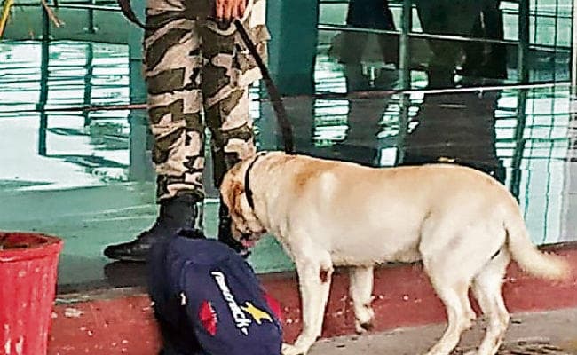 मुंबई में बारिश, विमान रद्द, रांची में 170 यात्री फंसे, गो एयरवेज के काउंटर पर यात्रियों ने किया हंगामा, पूछा....