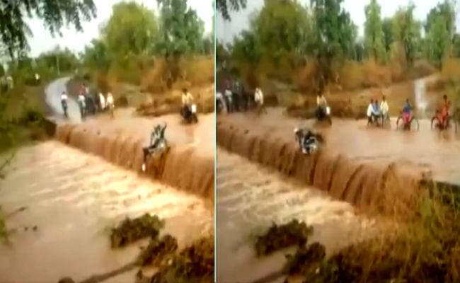मध्य प्रदेश: बाइक सहित तेज धार में बहा युवक, देखें वीडियो