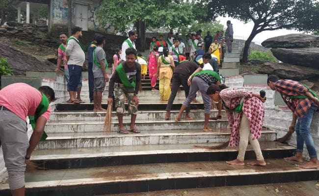 रथ मेला से पहले आदिवासी सरना विकास समिति ने की जगन्नाथ मंदिर की सीढ़ियों की सफाई