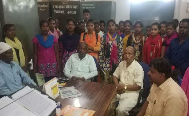 लोहरदगा : इंटर कॉलेजों में सीटें घटाने से छात्र परेशान