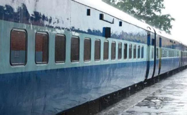 पटना : अब ट्रेन में भी यात्रियों से वेटर बोलेंगे हैलो-हाय