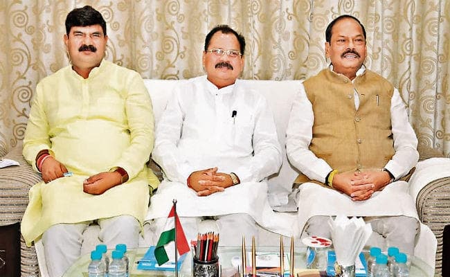 रांची : भाजपा विधायकों के साथ बैठे सीएम, हरेक को 50 हजार सदस्य बनाने का मिला टास्क