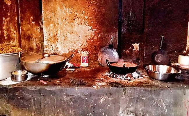 रांची : गंदे किचेन में बना खाना खा रहे जूनियर डॉक्टर