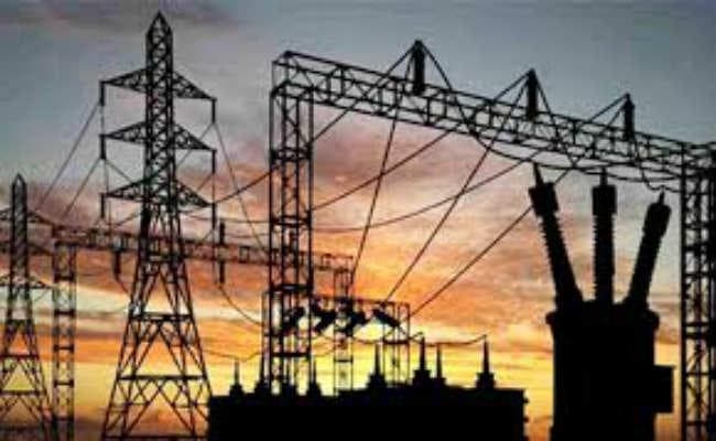 बरेली में 11 घंटे से बिजली आपूर्ति ठप, अध‍िकारी नहीं उठा रहे फोन, बारिश के कारण घरों में कैद लोग परेशान