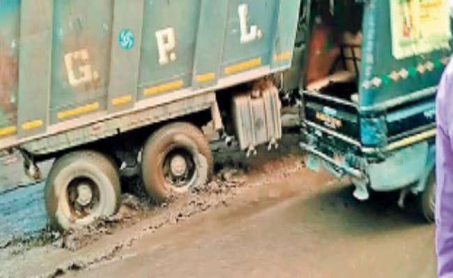 वजीरगंज की जर्जर सड़क कीचड़ में हुई तब्दील