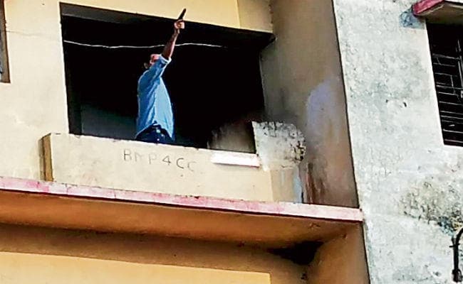 भोजपुर : पुलिस ने की हवाई फायरिंग गुस्सायी भीड़ ने बरसाये पत्थर