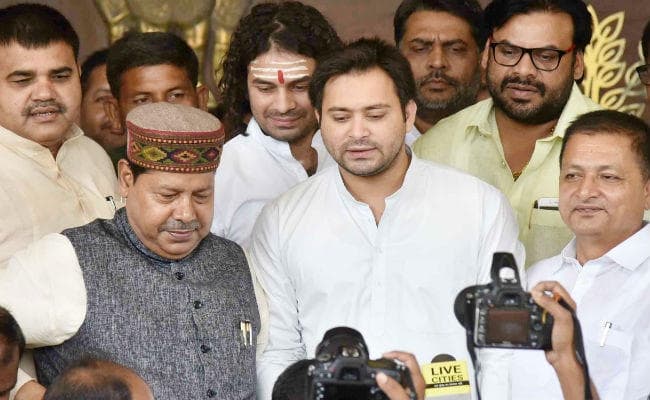 मॉनसून सत्र के पांचवें दिन सदन पहुंचे तेजस्वी, नेता प्रतिपक्ष और सुशील मोदी के बीच हुई तीखी बहस, ...देखें लाइव