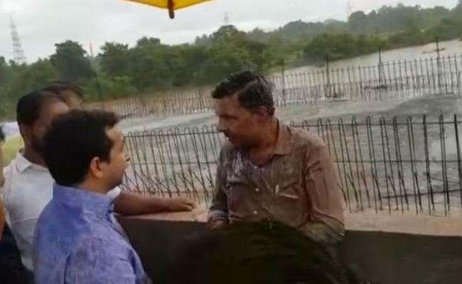 कांग्रेस विधायक की गुंडागर्दी: सड़क पर गड्ढ़े देखकर भड़के, इंजीनियर के साथ की मारपीट, वीडियो वायरल