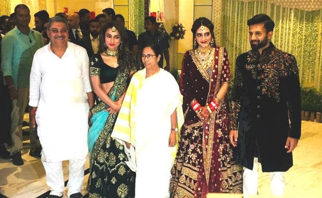 कोलकाता : लहंगा पहनकर अपनी ही रिसेप्शन पार्टी में नुसरत जहां ने बिखेरा जलवा