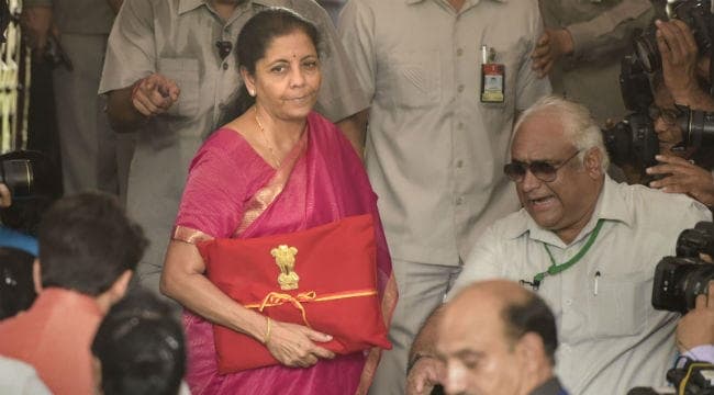 #Budget2019 : यूं  ''बहीखाता'' लेकर संसद पहुंची वित्त मंत्री निर्मला सीतारमण